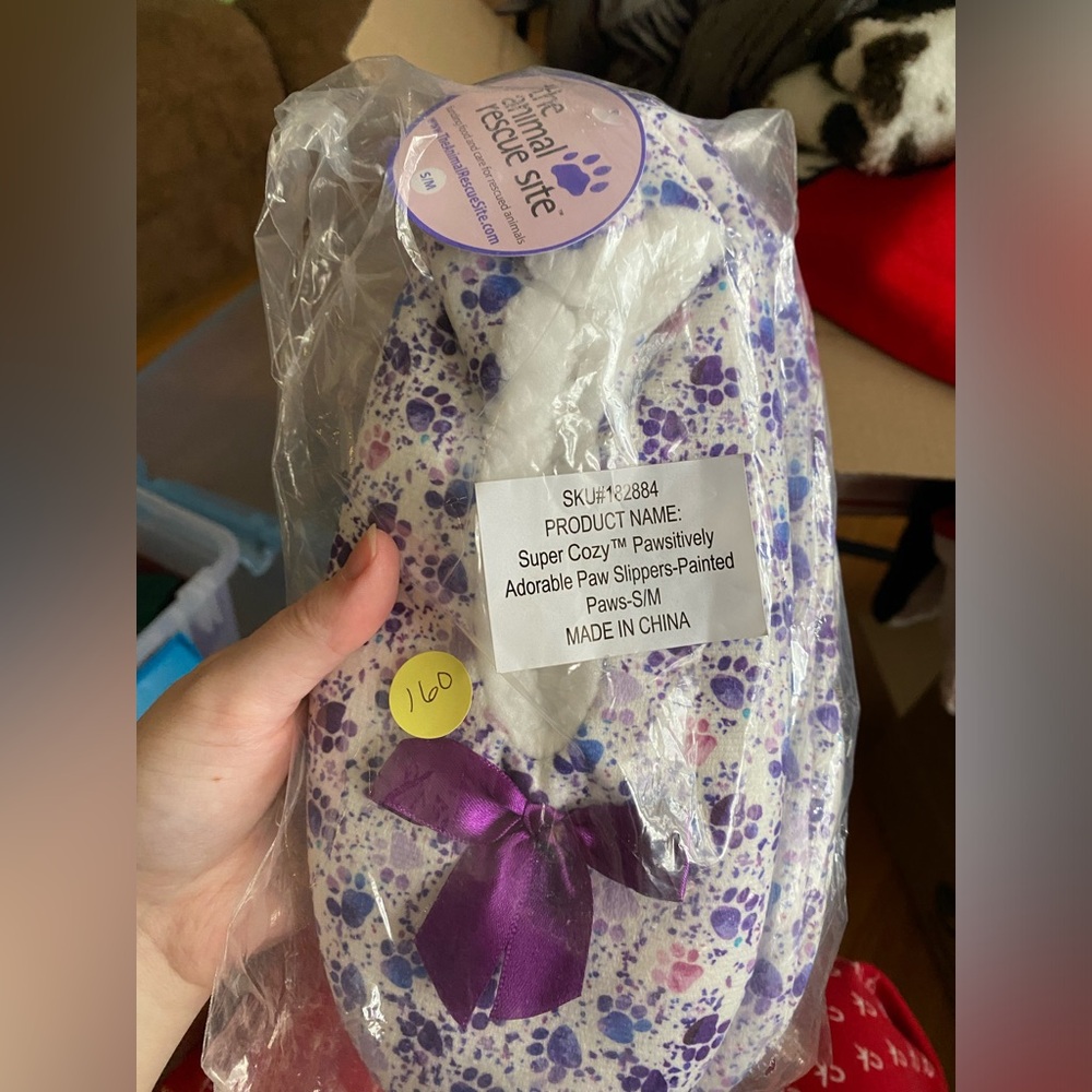 NWT super cozy pawsitively adorable paw slippers - Picture 5 of 6